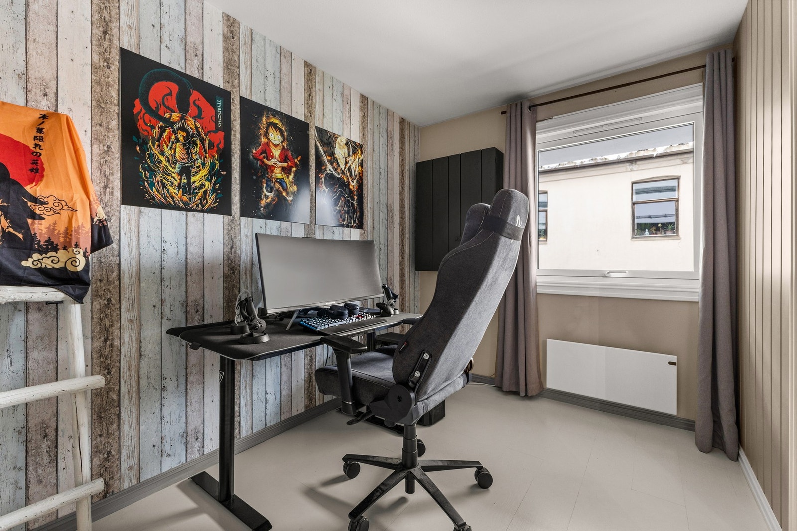 Leiligheten har 3 soverom av god størrelse med plass til dobbelseng, nattbord, garderobeløsning og tilhørende møblement Galleribilde