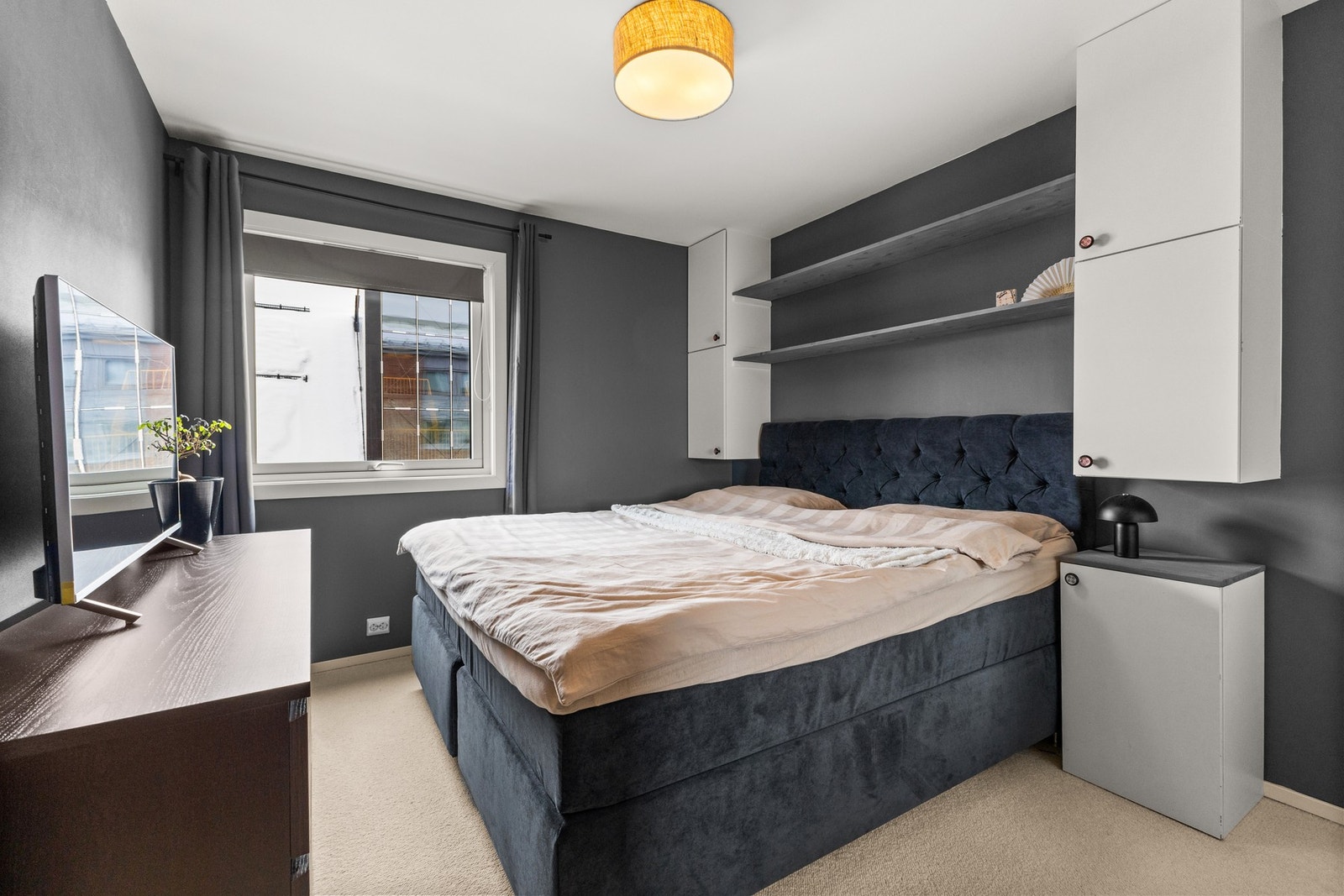 Hovedsoverommet med plassbygd garderobeløsning, og god plass til dobbelseng, nattbord og tilhørende møblement Galleribilde