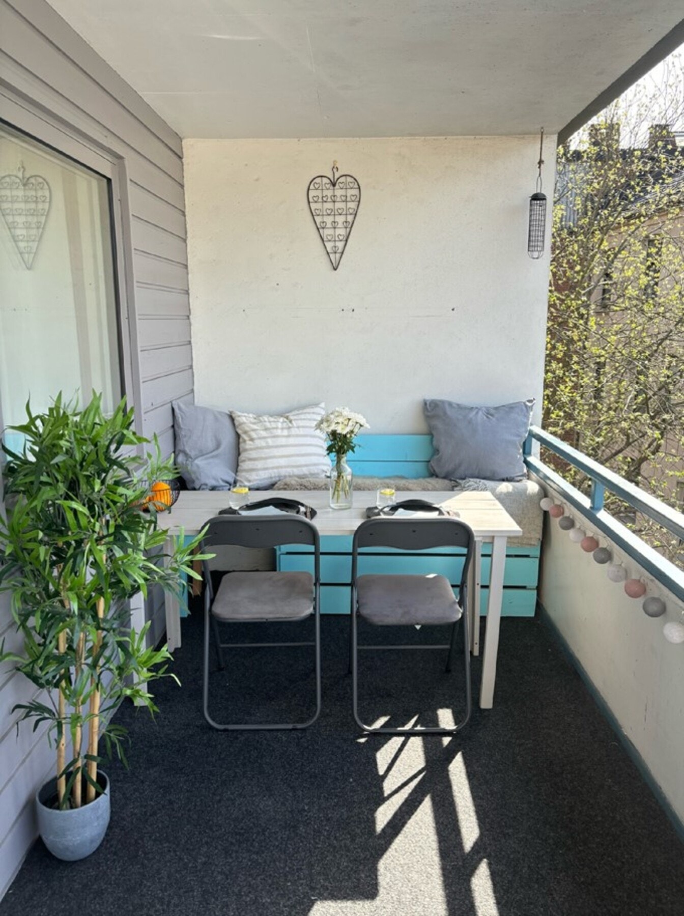 Fra stuen har du utgang til en hyggelig balkong med god plass til sittegruppe, grill m.m. - Privatbilde balkong Galleribilde