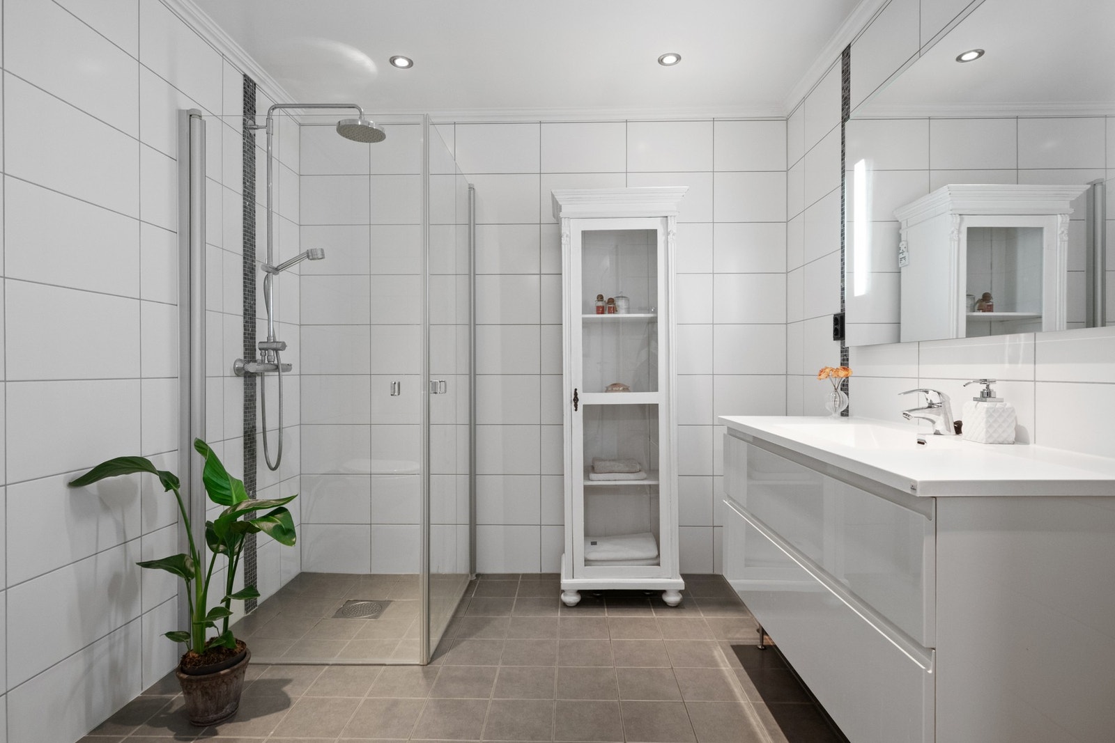 Planløsningen er praktisk, med bad i begge etasjer. Galleribilde