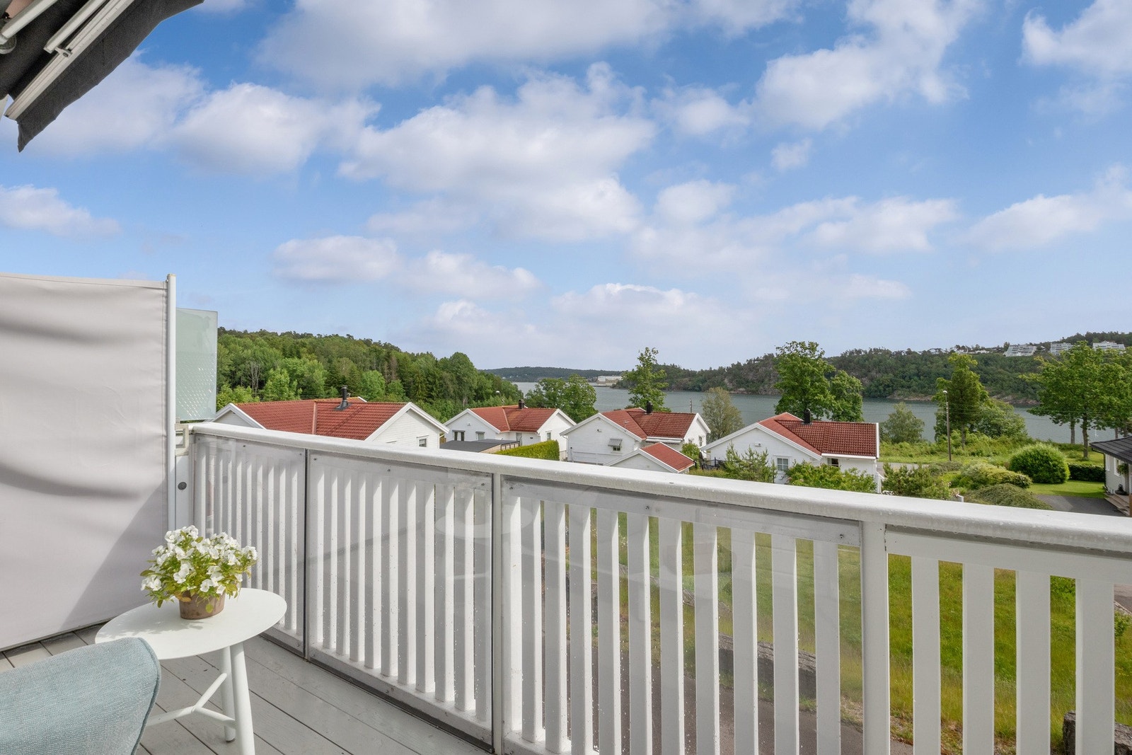 Balkongen er dels overbygd og ligger utenfor kjøkkenet. Galleribilde