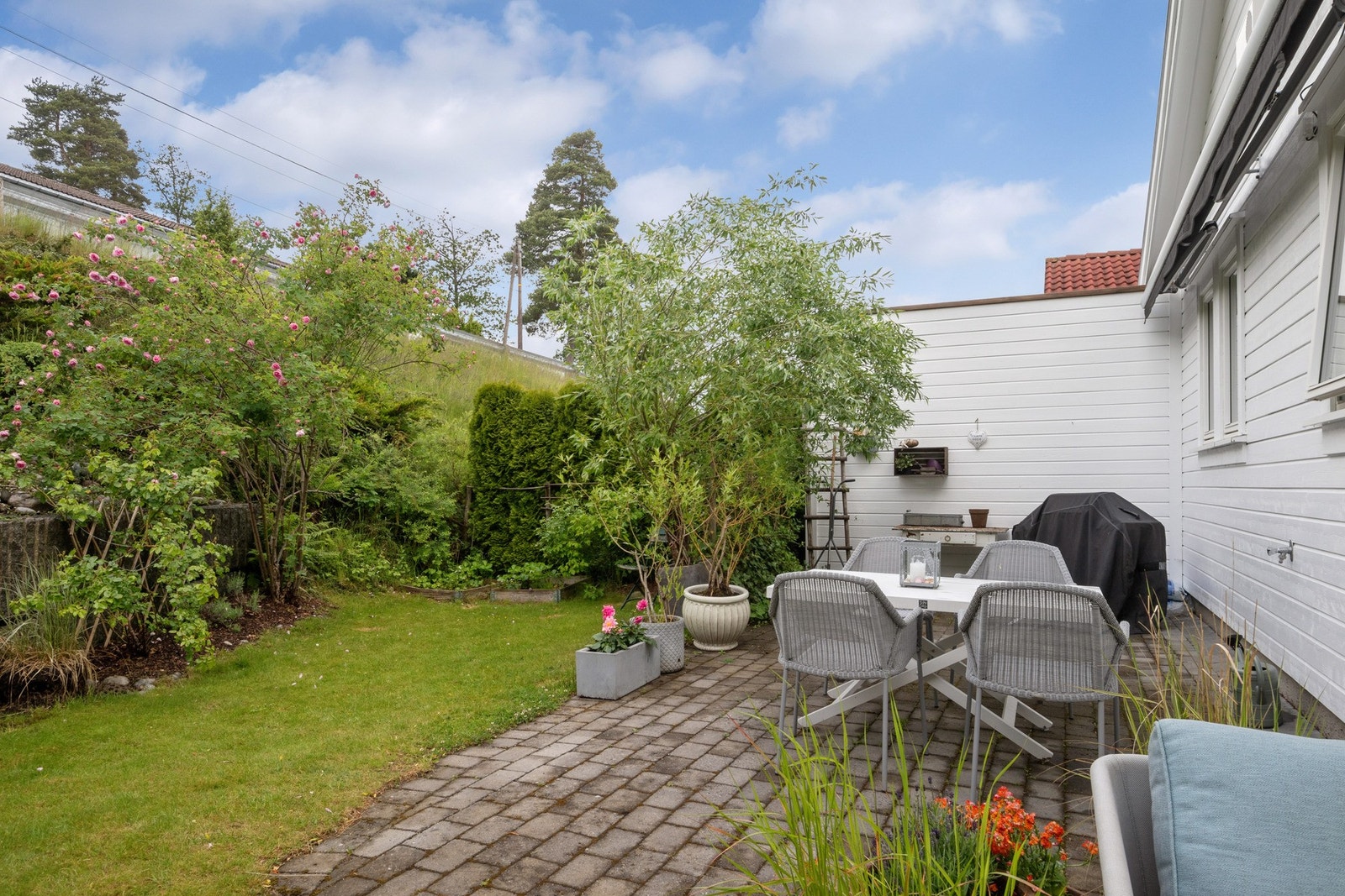 På uteplassen er det belysning, utevann og elektrisk markise. Galleribilde