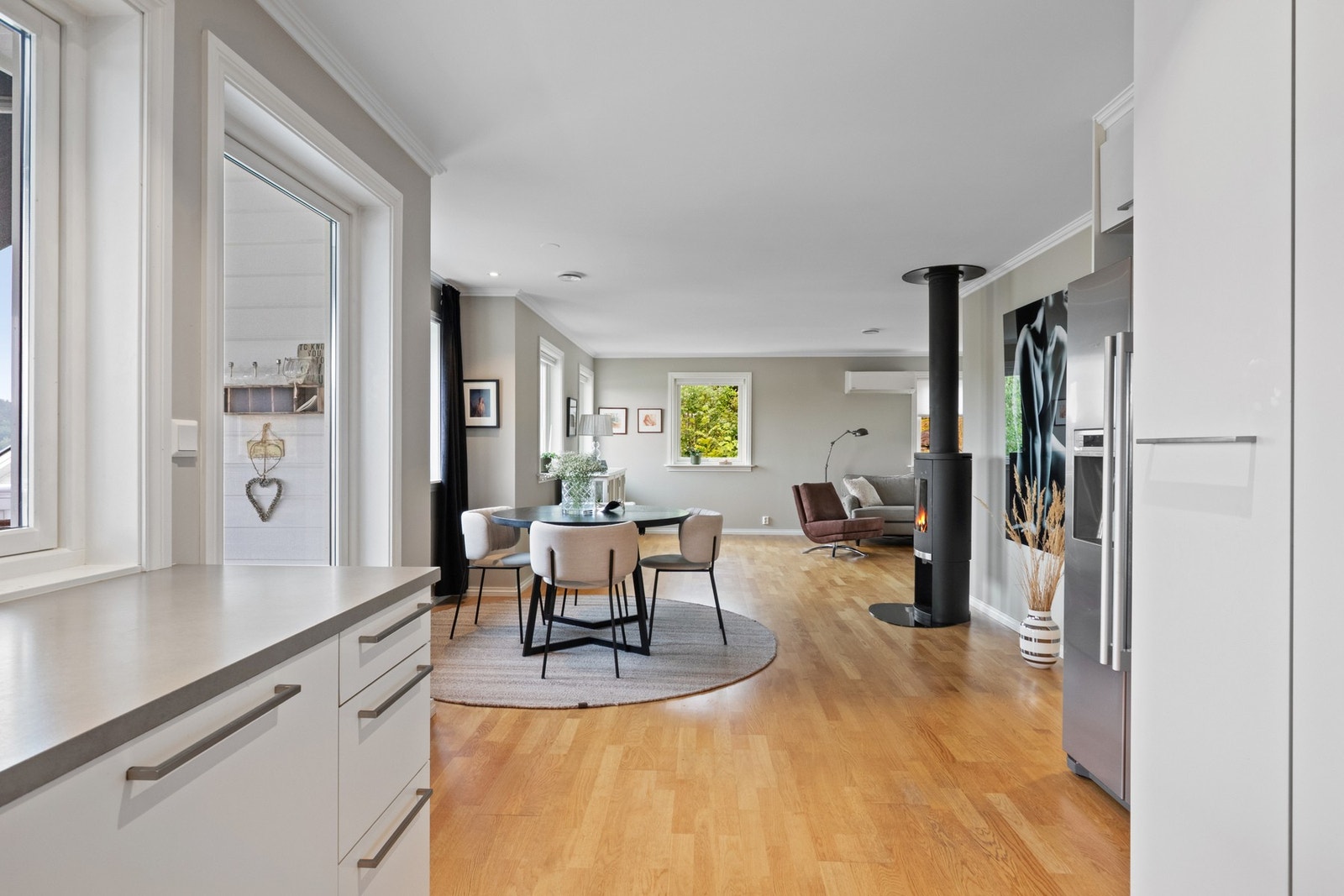 Dagslyset suppleres fint av downlights, og parkett på gulvet kombineres med vegger holdt i ulike grånyanser. Galleribilde