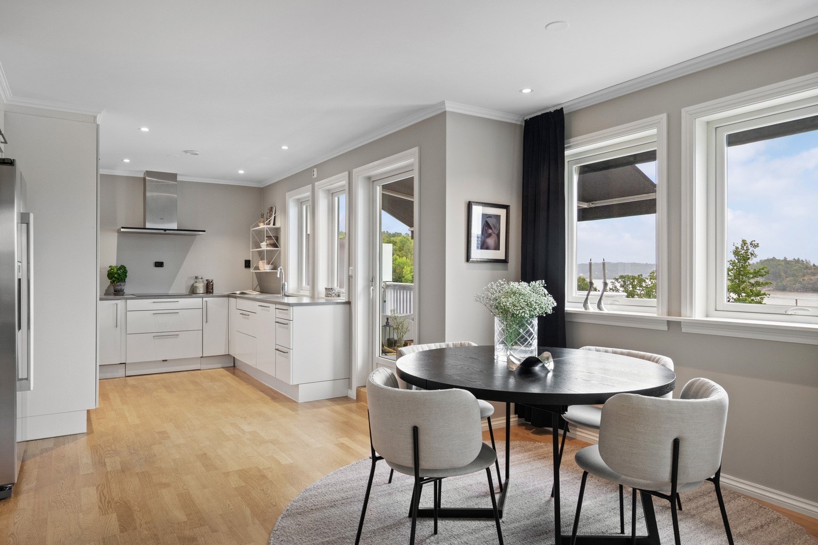 Kjøkkenet har en side by side kjøl/frys med isbitmaskin, og integrert i innredningen er det stekeovn, induksjonstopp, oppvaskmaskin og mikrobølgeovn. Galleribilde