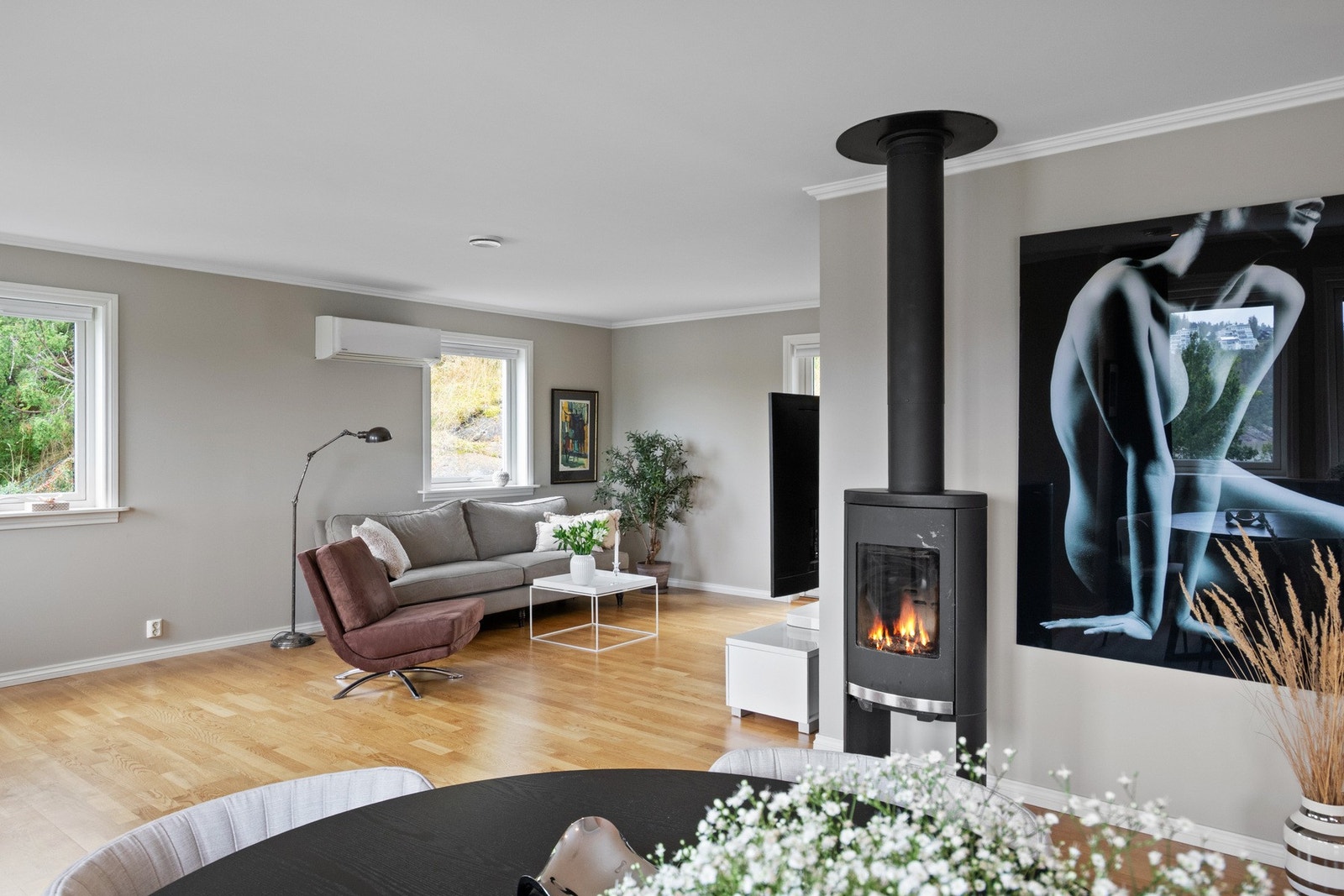 Møbleringsfriheten er god, og med både peisovn og varmepumpe får man det lunt og godt. Galleribilde