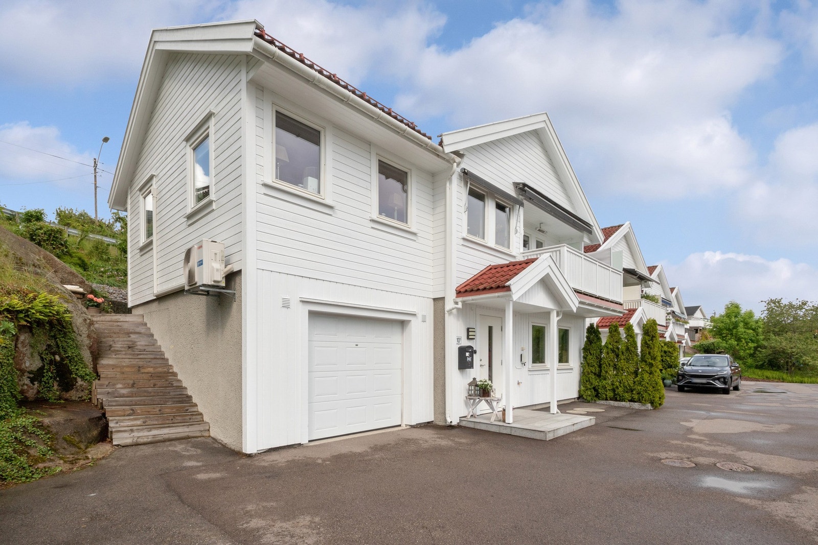 Det er parkering i en innbygd garasje med elektrisk åpner og et areal på ca. 24 kvm. Galleribilde