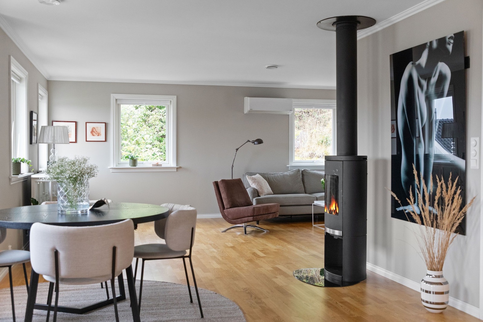 Rommet får mye dagslys fra tre sider, og vinduene inkluderer en glassdør til uteplassen på baksiden. Galleribilde