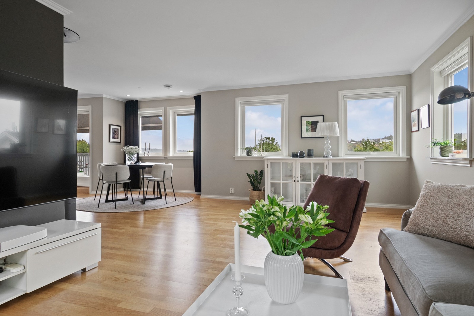 Stuen er naturlig inndelt i ulike soner, og det passer utmerket å innrede med spisebord nærmest kjøkkenet. Galleribilde