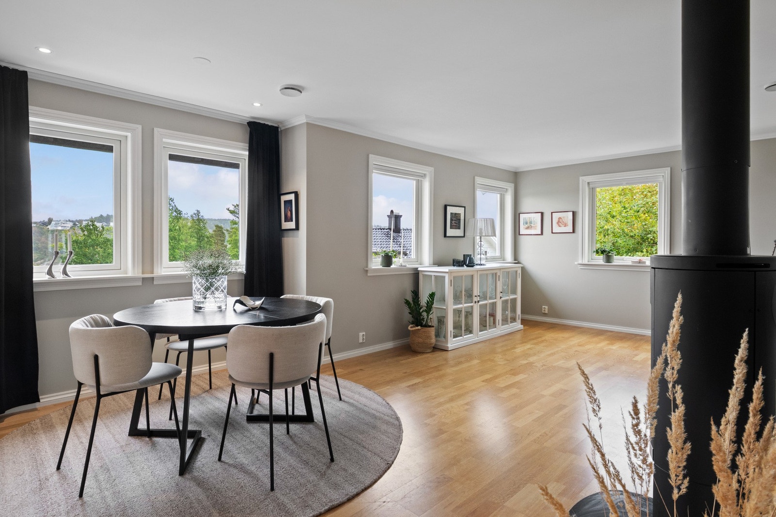 Møbleringsfriheten er god, og med både peisovn og varmepumpe får man det lunt og godt. Galleribilde