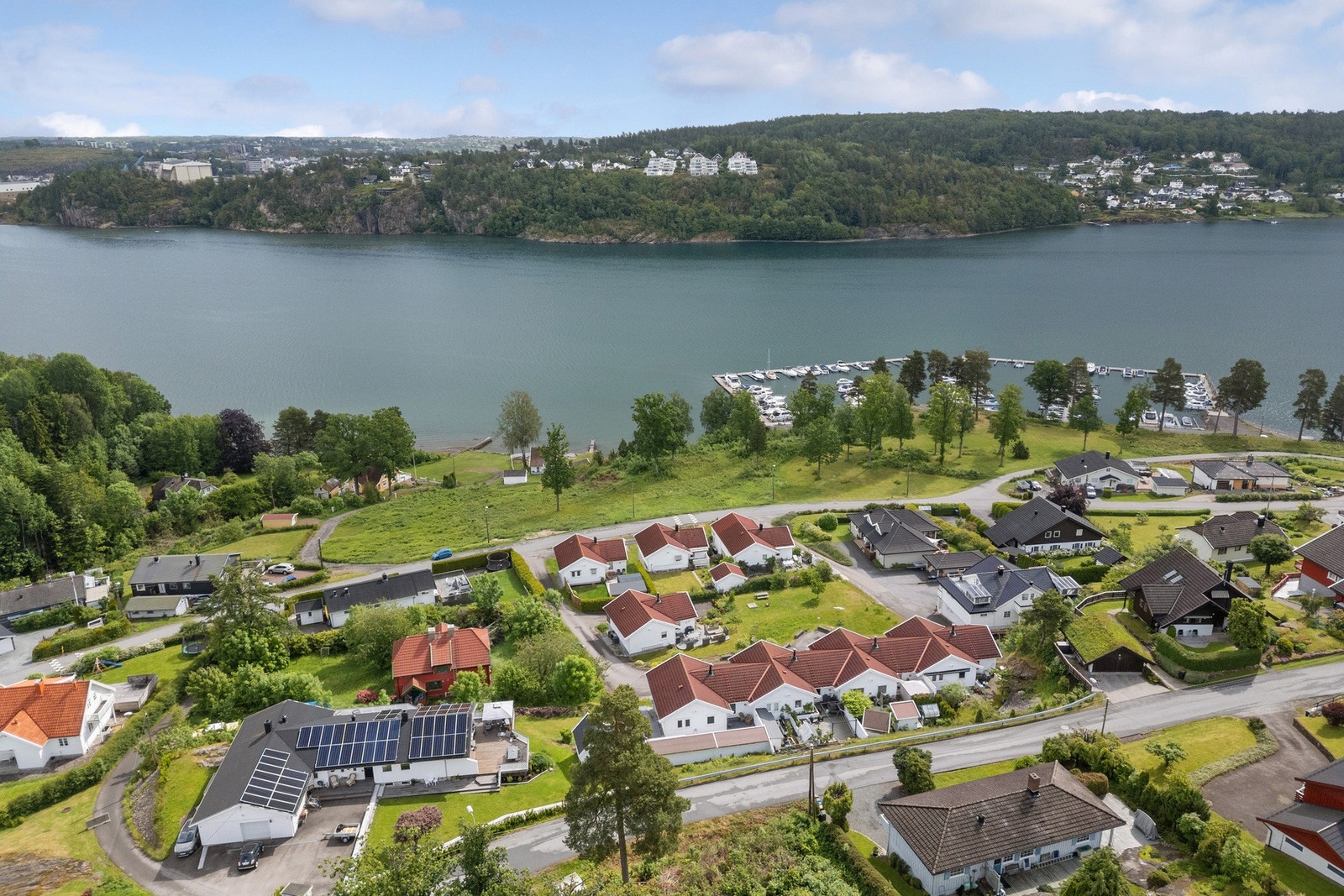 Nærområdet byr på pur sommeridyll langs sjøen, og i skogen er det flotte turmuligheter sommer som vinter. Galleribilde