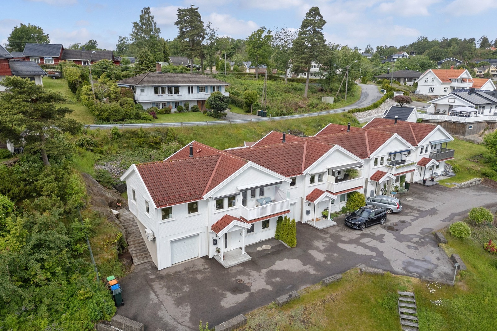 Beliggenheten passer utmerket for familier, i trygge og rolige omgivelser med gangavstand til skole, barnehage og fritidsaktiviteter. Galleribilde