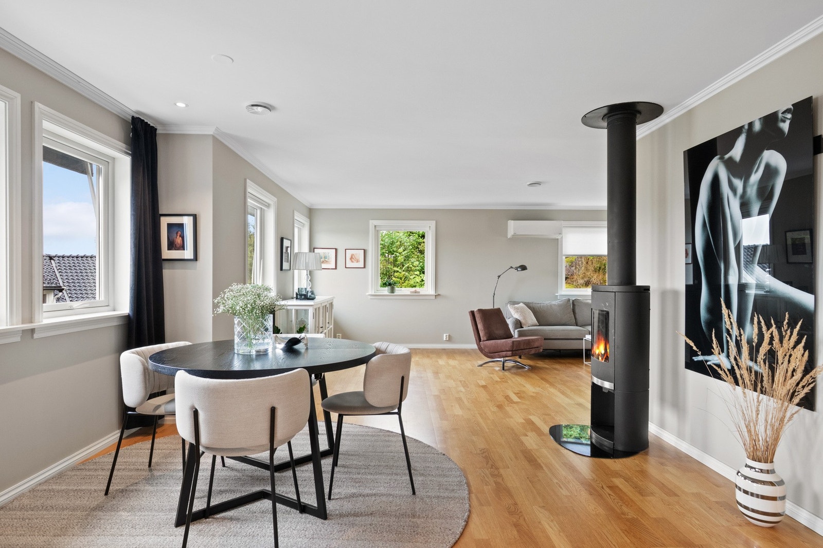 Sammen med kjøkkenet utgjør stuen et stort og åpent allrom med klart avdelte soner i vinkelløsning. Galleribilde