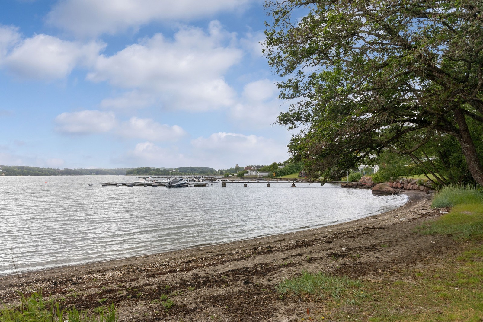 Med kort avstand til sjøen finner du en rekke flotte badestrender, båthavner og turstier langs kysten. Galleribilde
