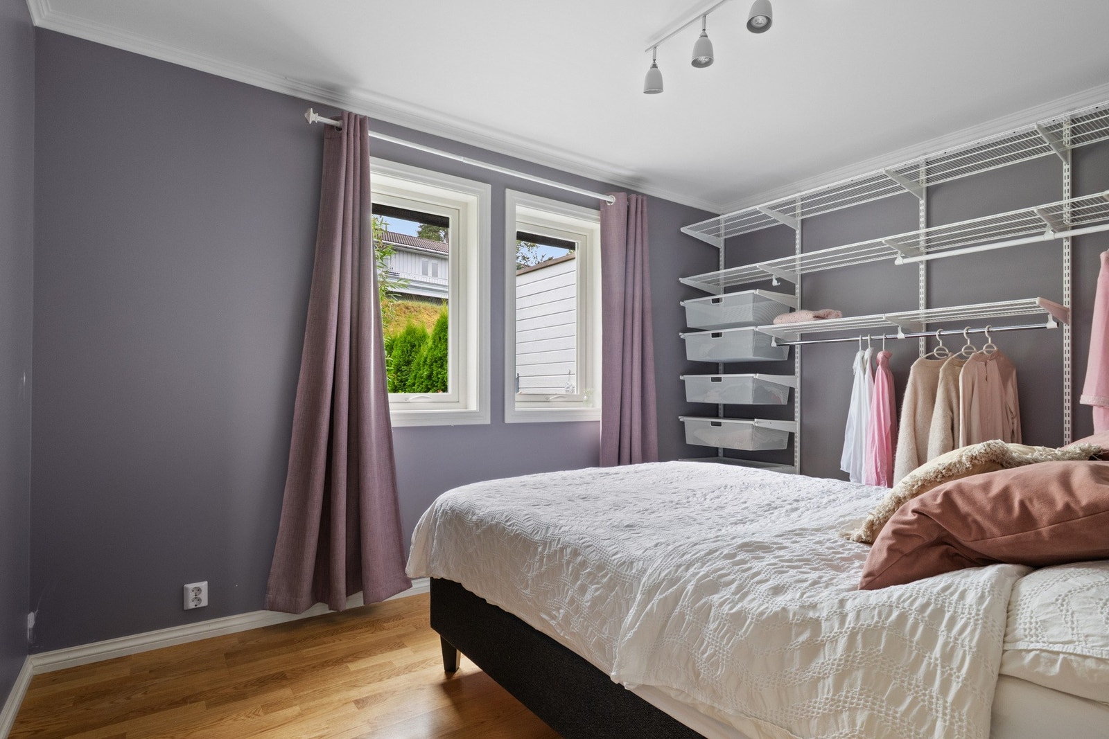 Boligen har tre pene soverom, fordelt med ett i underetasjen og to sammen på hovedplanet. Galleribilde