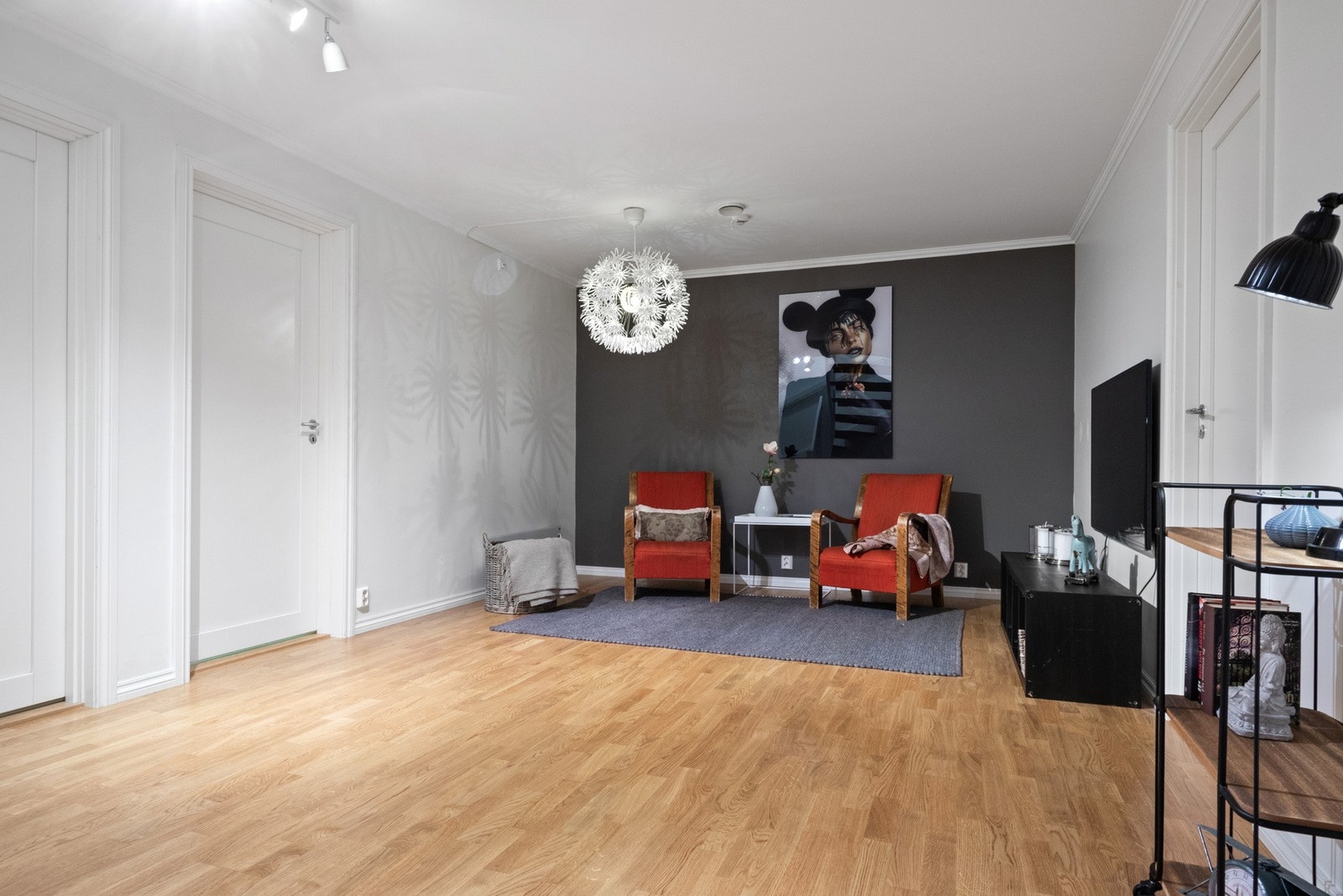 Det er god plass til både kontokrok og sofagruppe, og rommet er perfekt hvis man ønsker å trekke seg tilbake for litt egentid med en god bok eller film. Galleribilde