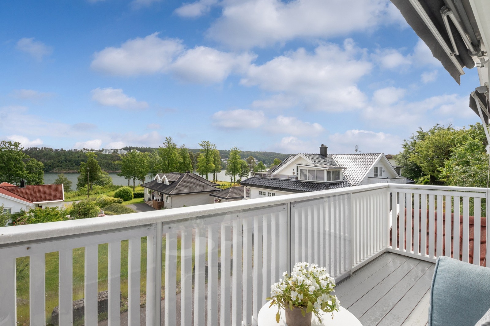 Varme dager kan nytes på en herlig balkong med nydelig sjøutsikt. Galleribilde