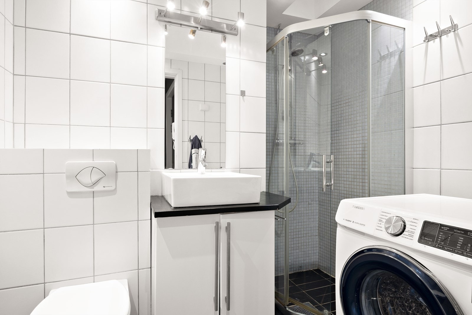 Pent baderom med flislagte vegger og gulv med elektriske varmekabler. Opplegg for vaskemaskin. Det kan gjøres privat avtale om kjøp av vaskemaskin og andre møbler, dersom kjøper ønsker det. Galleribilde