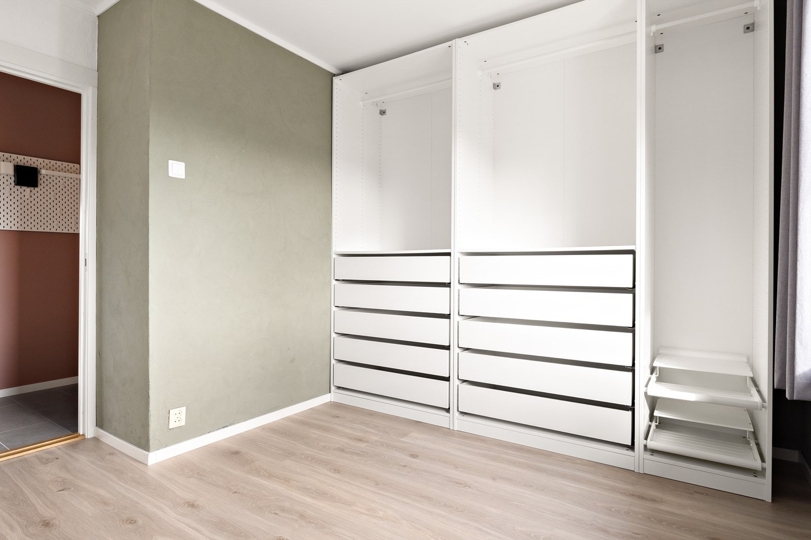 Garderoben byr på godt med oppbevaring. Galleribilde