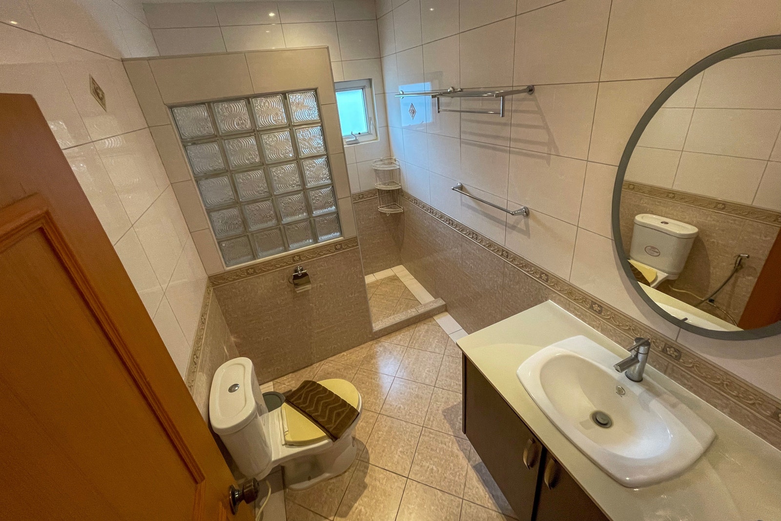 Felles bad/ wc i gang Galleribilde