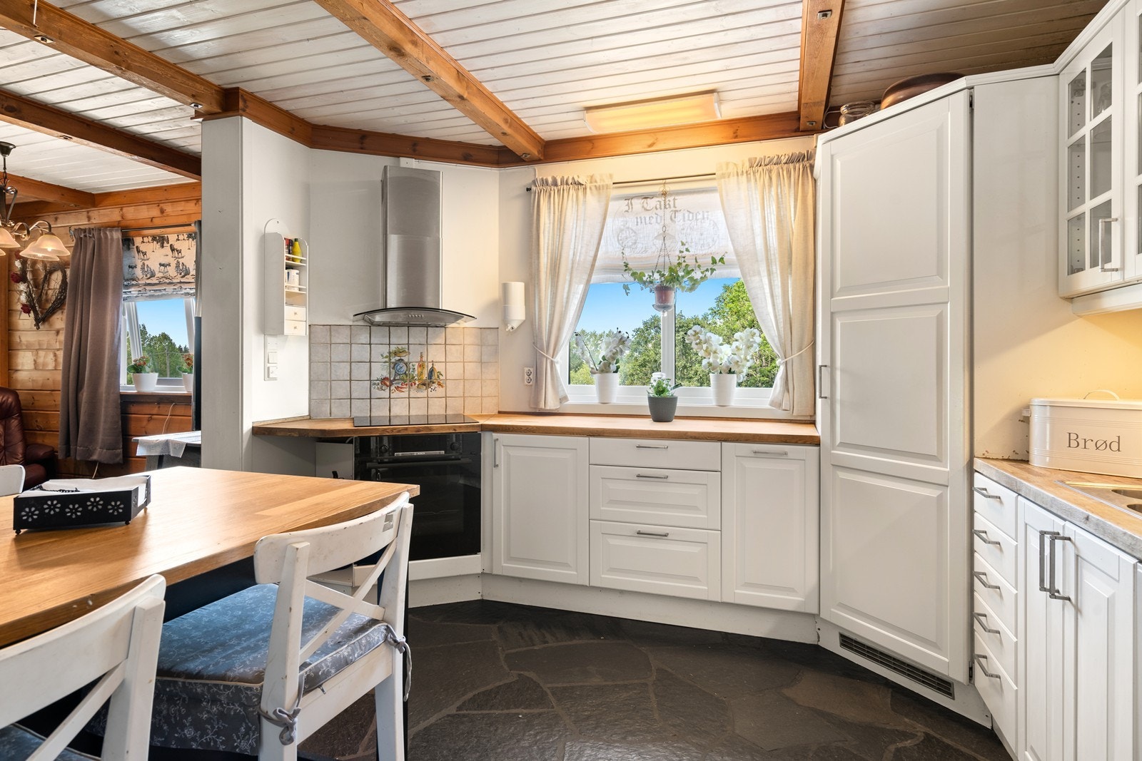 Innredning er fra IKEA og har integrerte hvitevarer som komfyr, induksjonstopp, kjølehjørne og oppvaskmaskin. Galleribilde