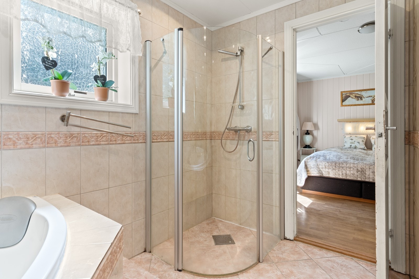 Praktisk løsning med tilgang til badet fra hovedsoverommet og gangen. Galleribilde