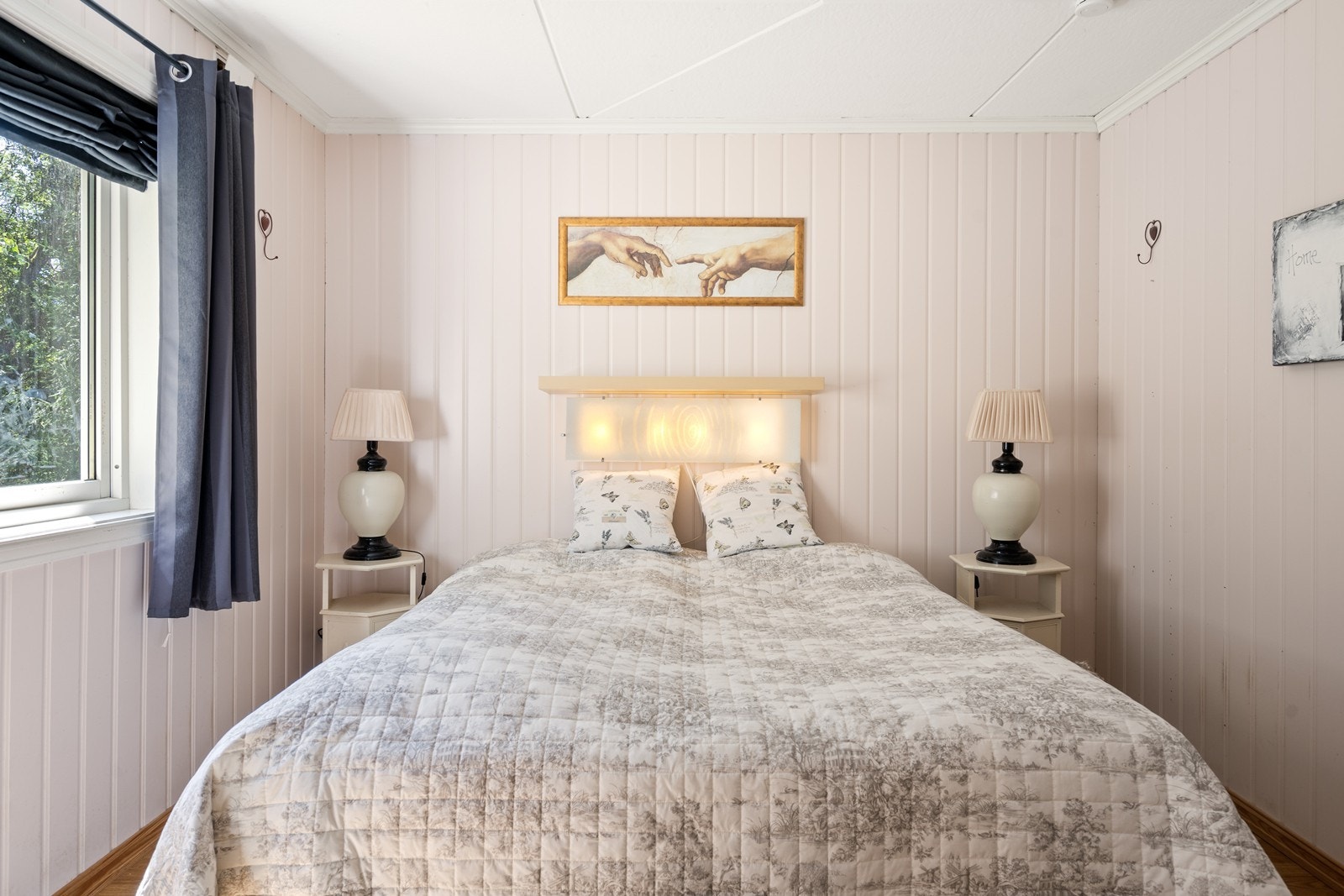 Hovedsoverommet er romslig med god plass til dobbeltseng og har et praktisk walk-in closet. Galleribilde