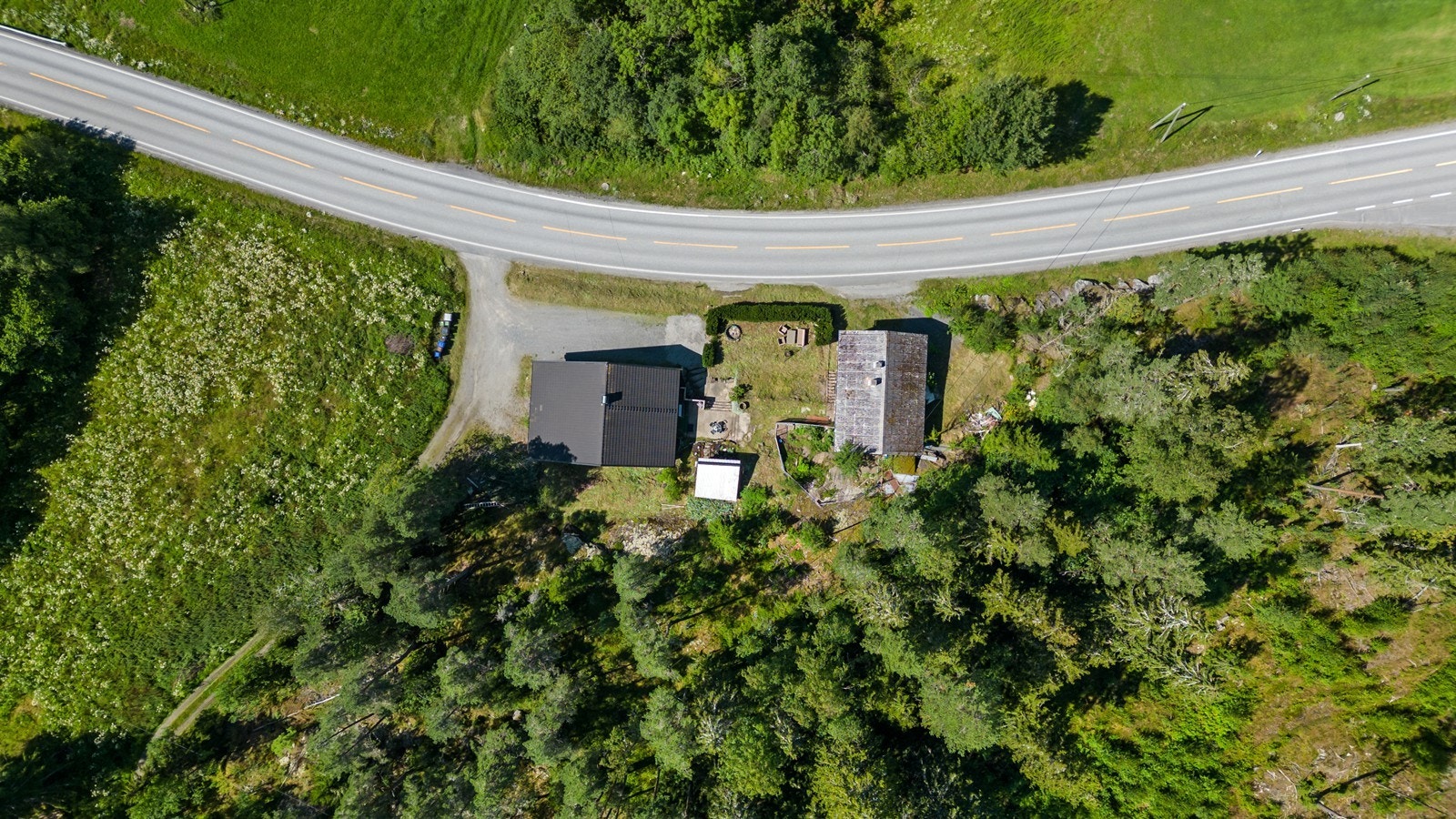 Tomten er på hele 2402 kvm - perfekt for de som ønsker god plass og mange bruksområder Galleribilde