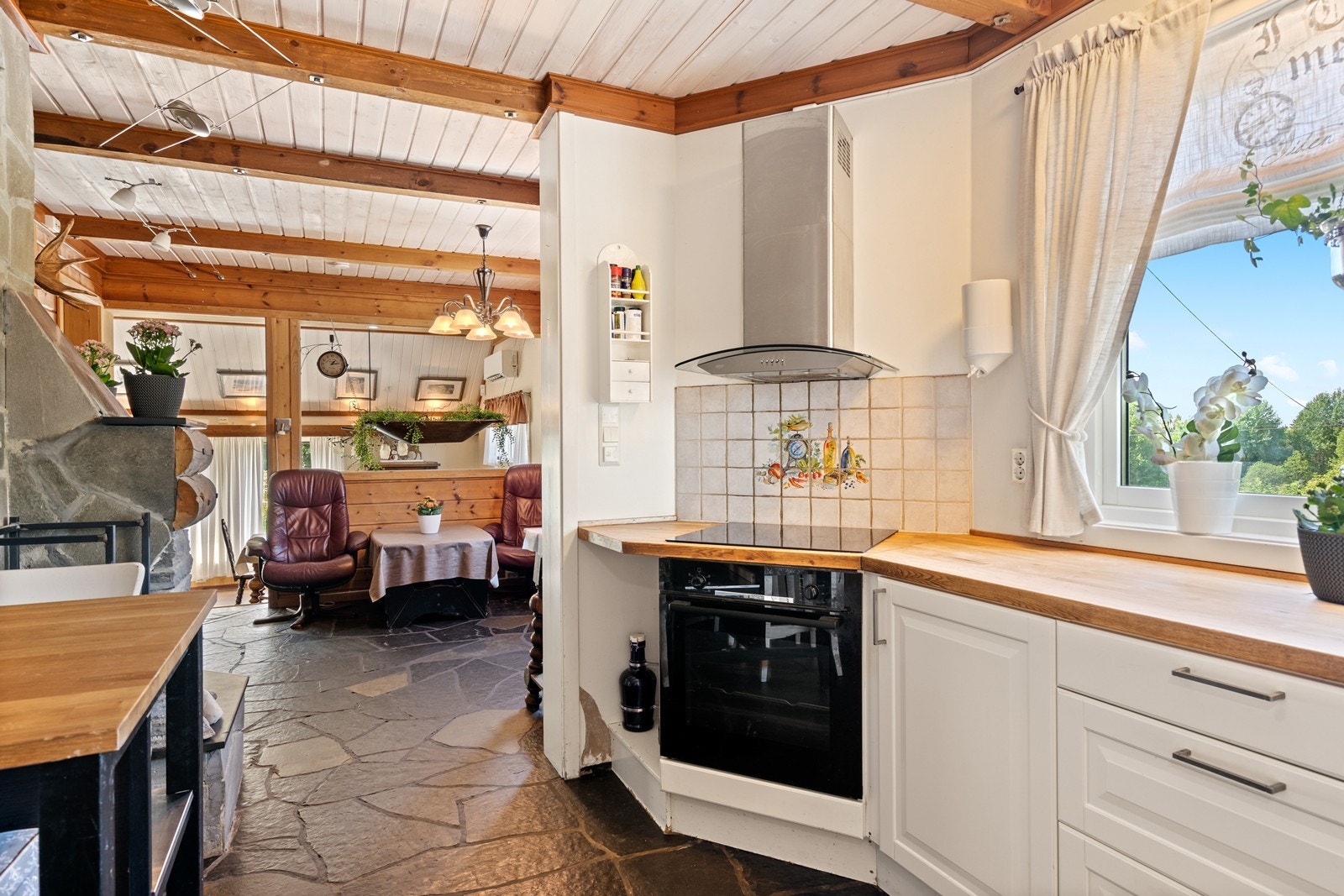 Kjøkkenet har god plass til spisegruppe. Galleribilde