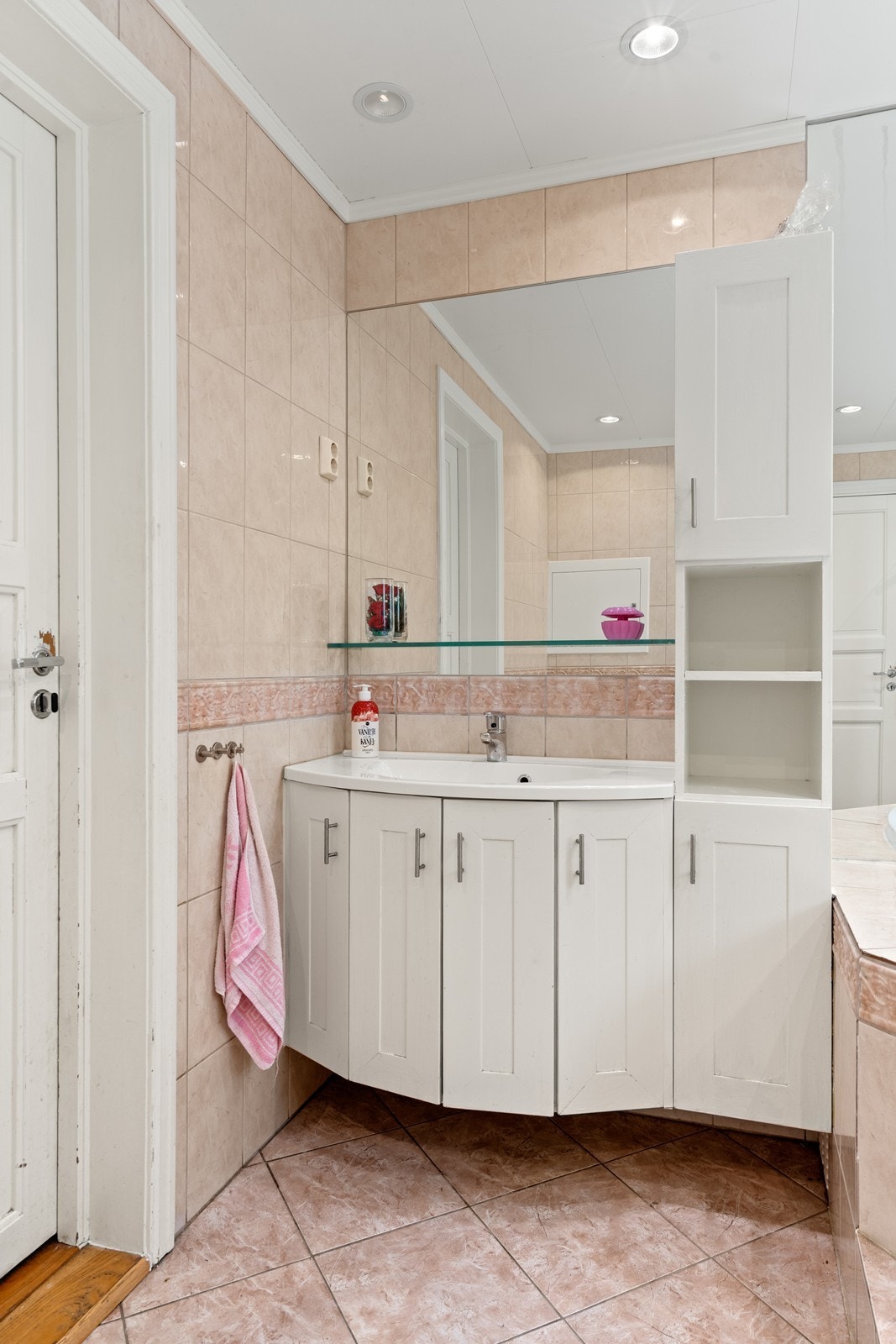 Badet har profilerte fronter og sideskap, samt varmekabler i gulvet for ekstra komfort. Galleribilde