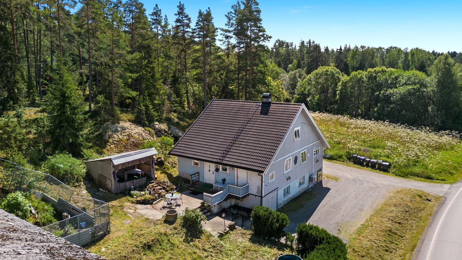 Enebolig fordelt over to etasjer med kjeller. Galleribilde