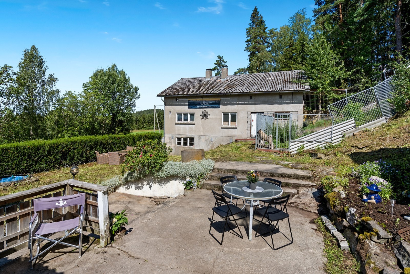 Eiendommen er opparbeidet med flere soner, inkludert hyggelige sitteområder og beplantning. Galleribilde