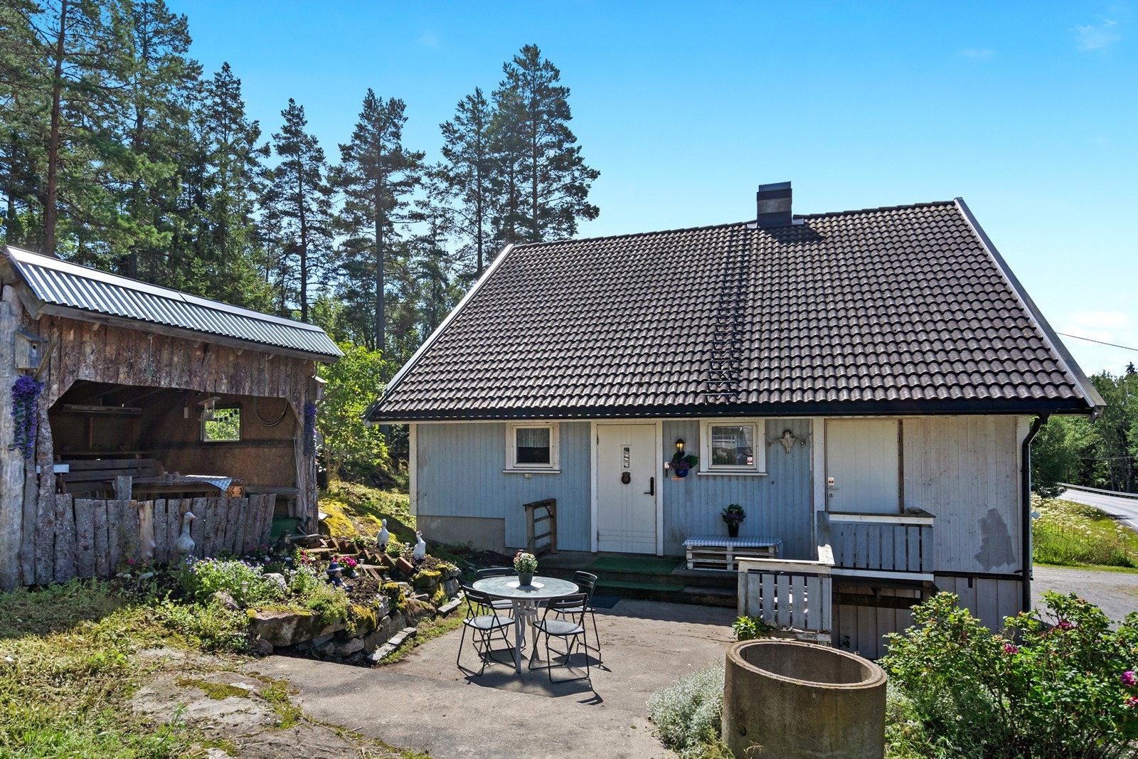 Eiendommen består av koselige uteplasser og beplantning, omgitt av vakker natur. Galleribilde