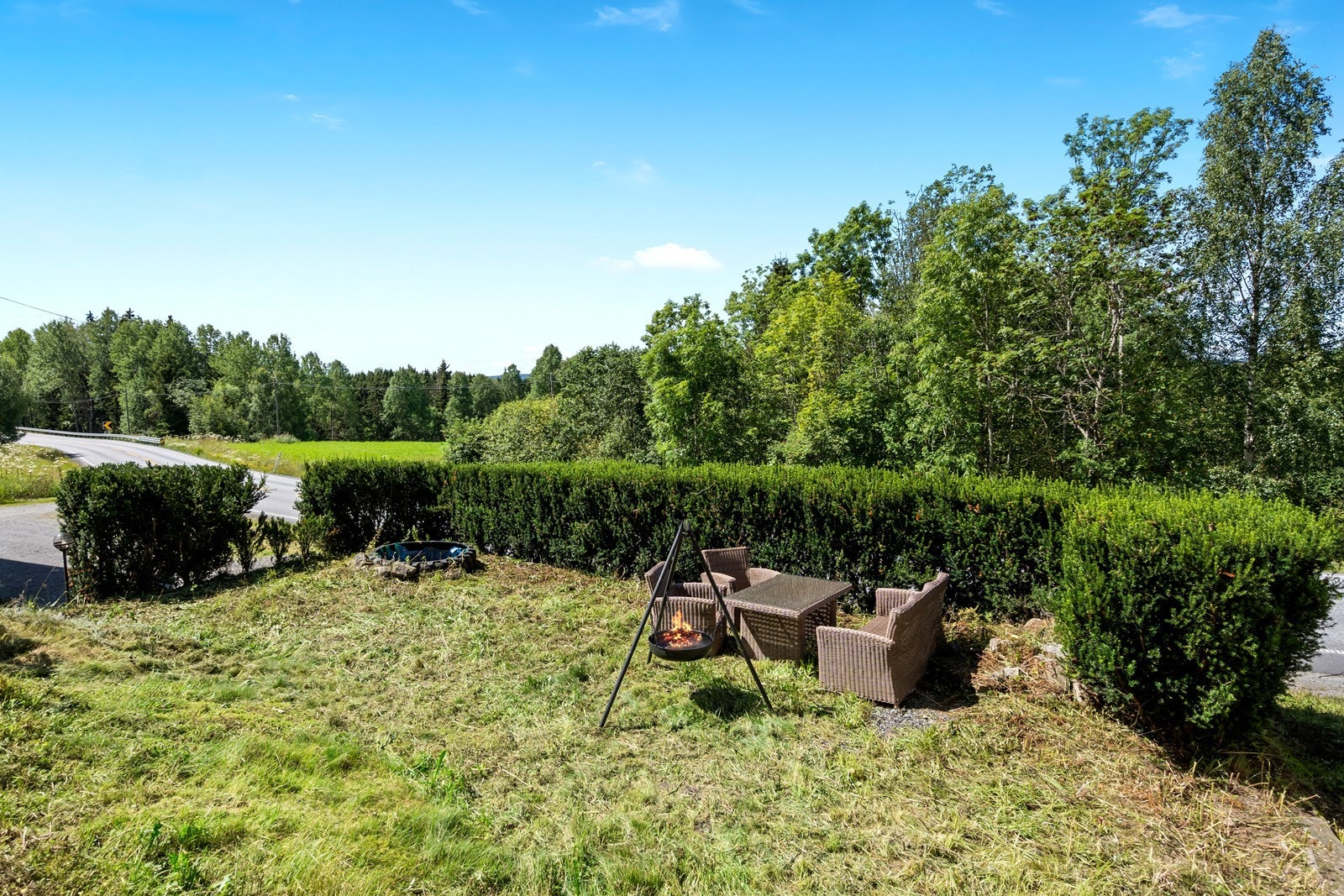 Tomten opparbeidet med diverse beplanting. Galleribilde