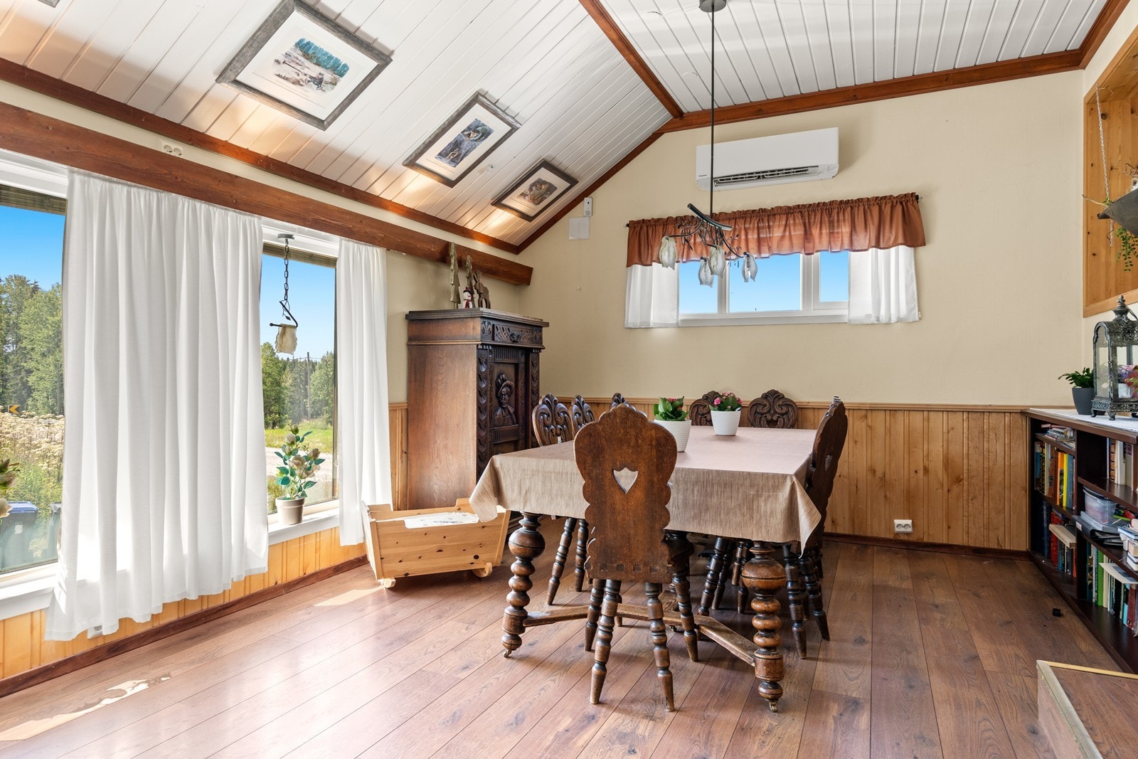 Hyggelig spisestue med god plass til familie og venner Galleribilde