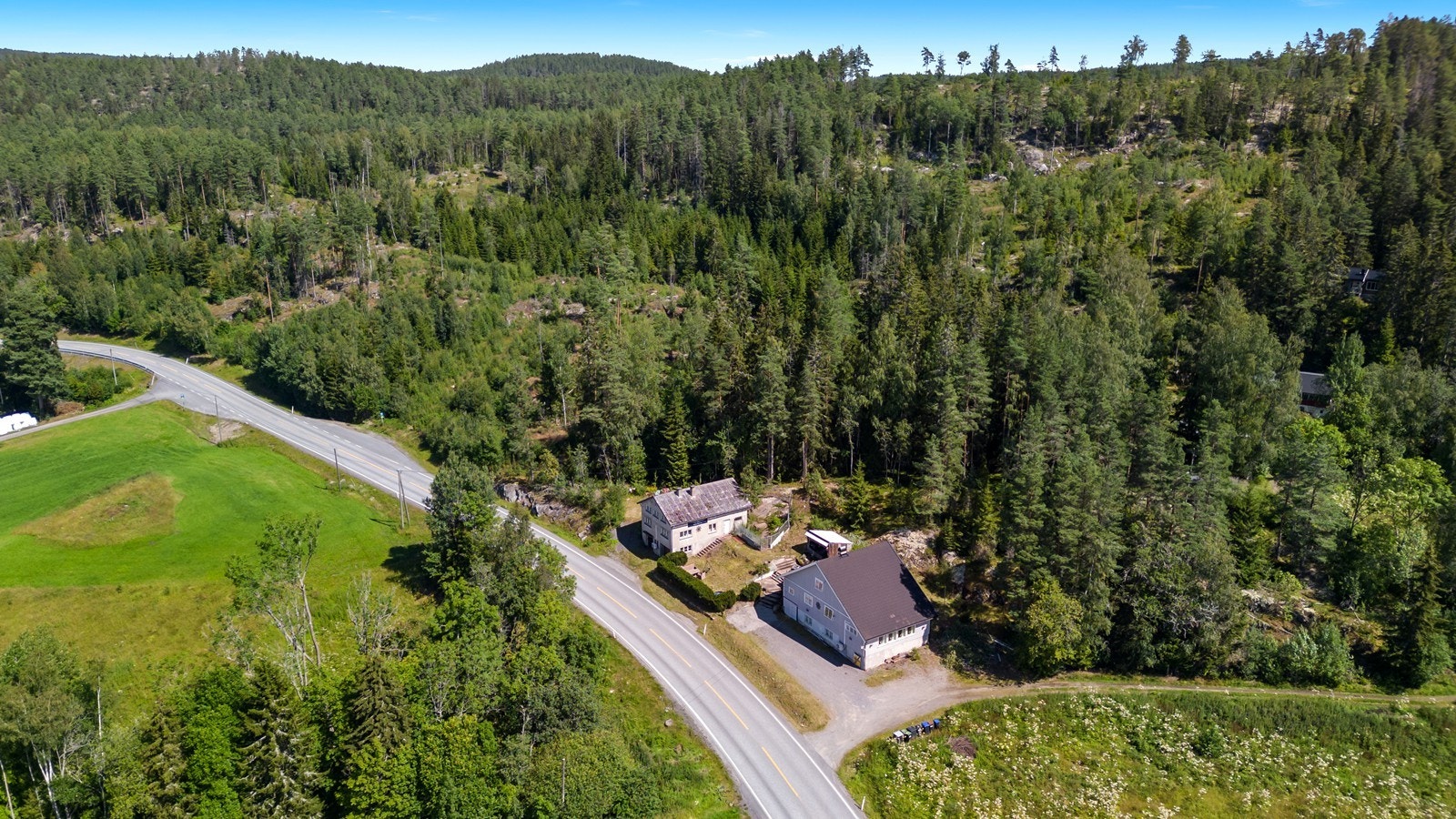 Eiendommen ligger litt utenfor Båstad sentrum, inntil fylkesvei 22 Galleribilde