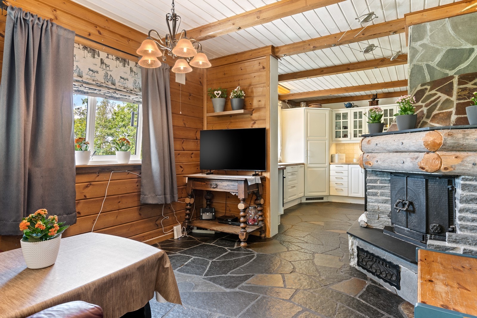 Peisen gir stuen en lun og koselig atmosfære. Galleribilde