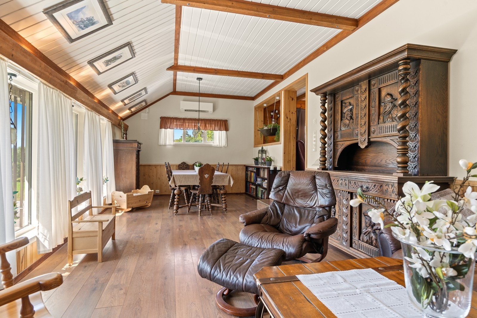 Stuen har store vindusflater som gir rikelig med naturlig lys, samt varmepumpe som sikrer behagelig inneklima året rundt Galleribilde