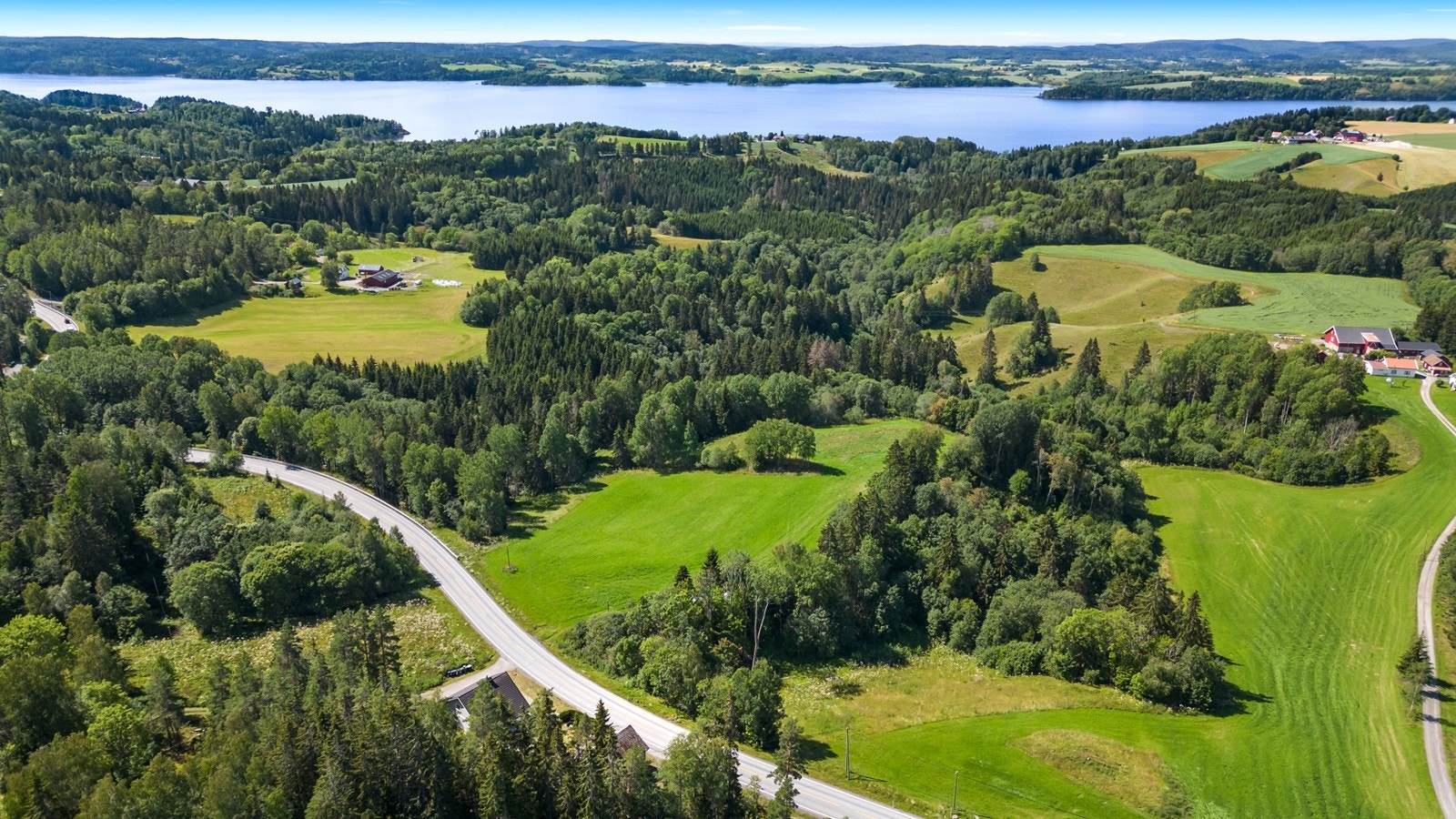 Dronefoto - Eiendommen ligger i naturskjønne omgivelser i nærheten av Øyeren. Området byr på flotte natur- og friluftsområder, friskevann og jaktterreng. Galleribilde