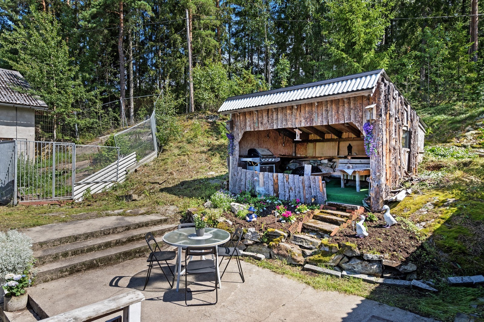 Sjarmerende uteplass - perfekt for hyggelig stunder med familie og venner Galleribilde