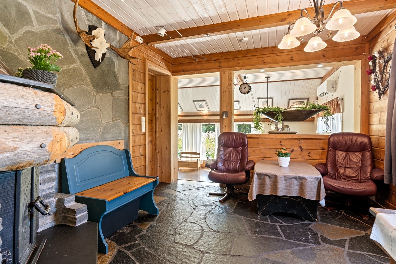 Koselig stue med peis - perfekt som TV-stue eller et ekstra oppholdsrom. Galleribilde