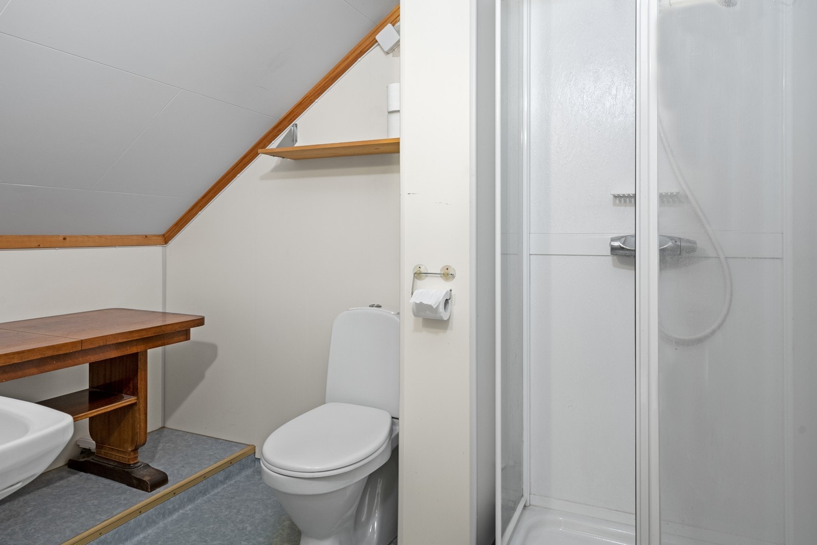 Bad med elektriske varmekabler i gulvet, toalett og dusjkabinett. Galleribilde