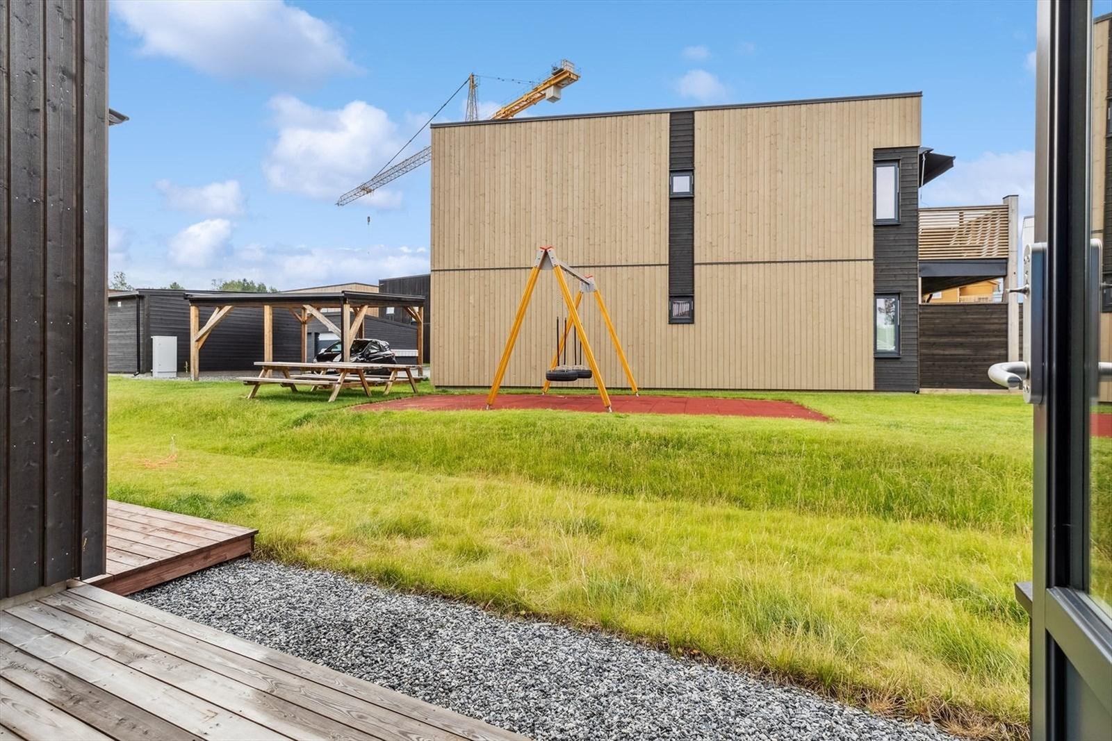 Fra soverommet i 1. etasje er det utgang til en sørvendt markterrasse, ideell for morgentimene med en kopp kaffe Galleribilde