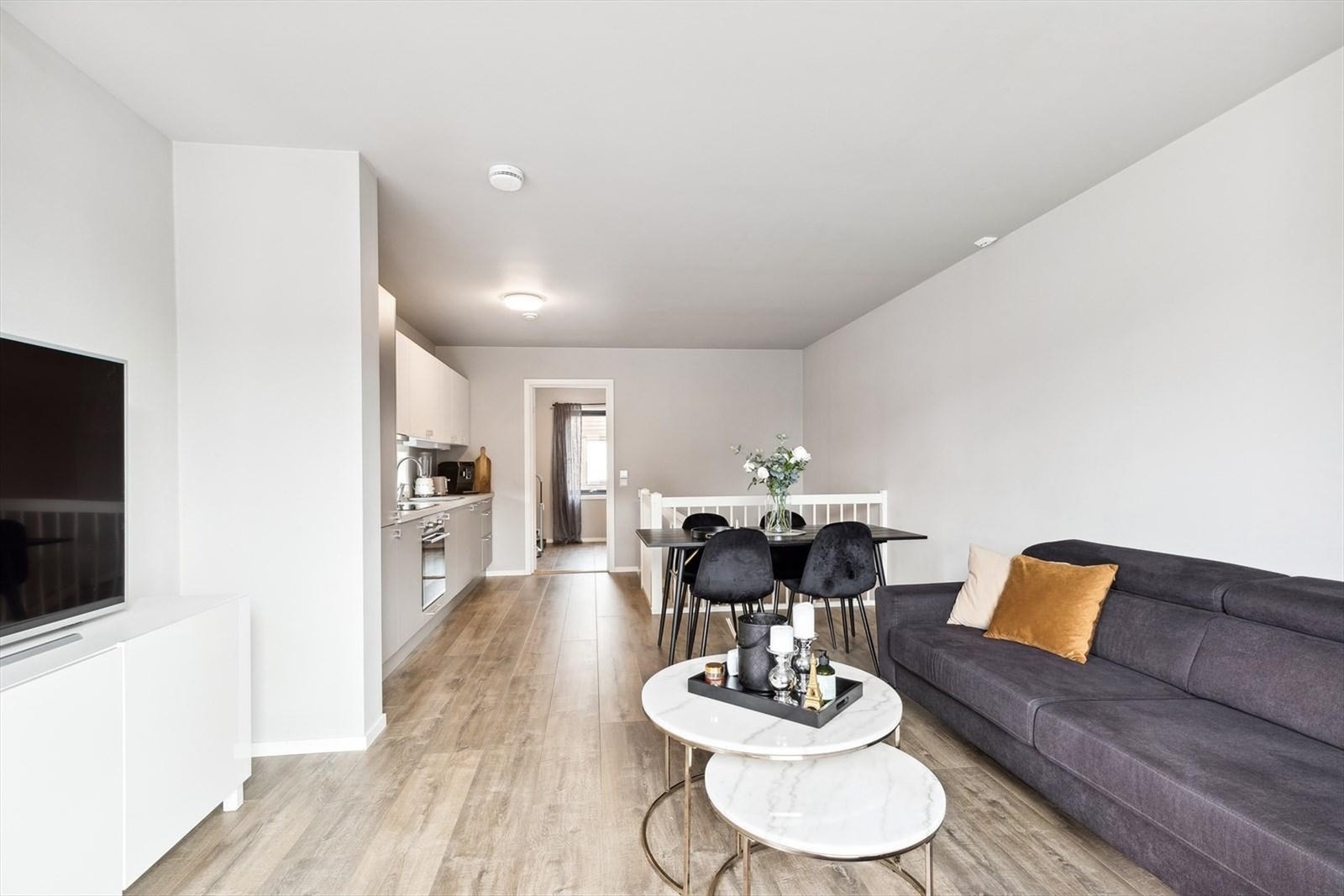 Praktisk åpen løsning mot kjøkken Galleribilde