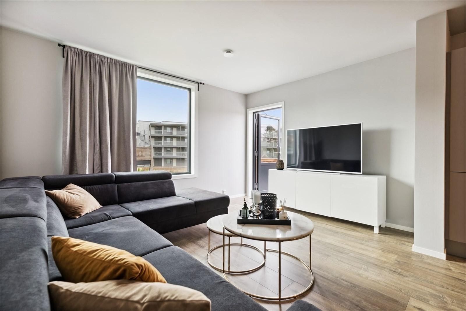 Det er utgang til en flott takterrasse på ca. 30kvm hvor du kan nyte solen store deler av dagen Galleribilde