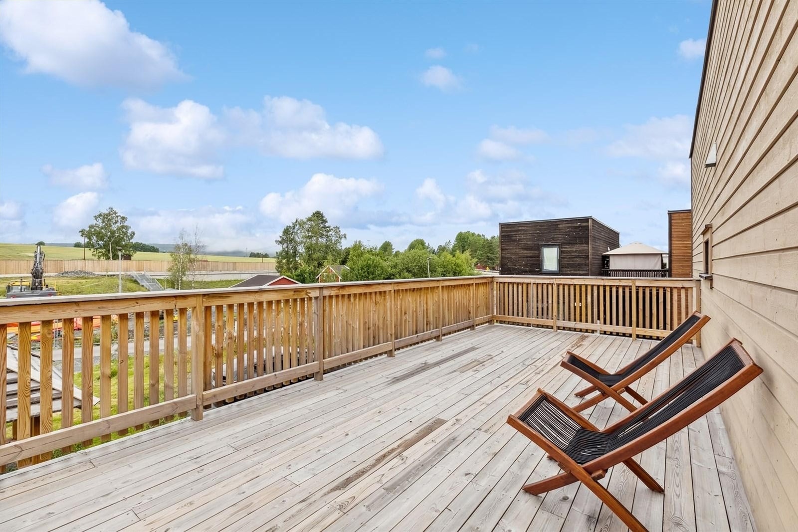 Den store takterrassen på 30 kvm er perfekt for hyggelige sammenkomster, med god plass til både sittegrupper og grill Galleribilde