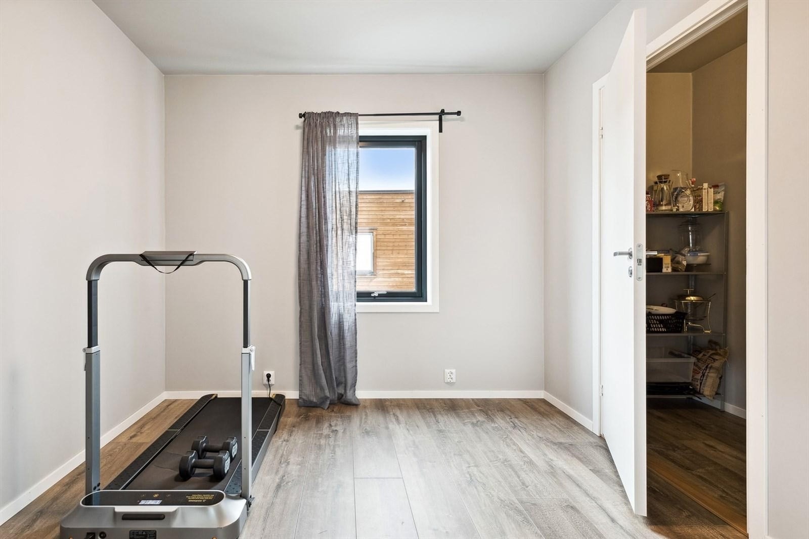 Dette soverommet er plassert i tilknytning til stuen og har en praktisk bod som kan brukes som garderobe eller ekstra lagringsplass Galleribilde