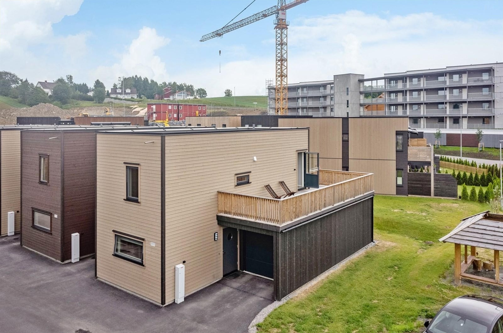 Her kan du nyte både privatliv, gode solforhold og en innbydende planløsning som legger til rette for et komfortabelt og sosialt hjem Galleribilde