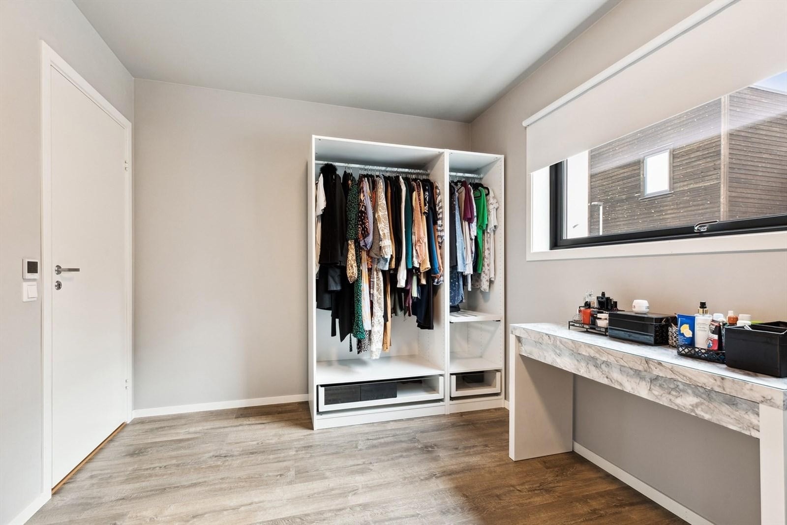 Begge soverommene i denne etasjen har god plass til dobbeltseng og garderobeløsninger Galleribilde