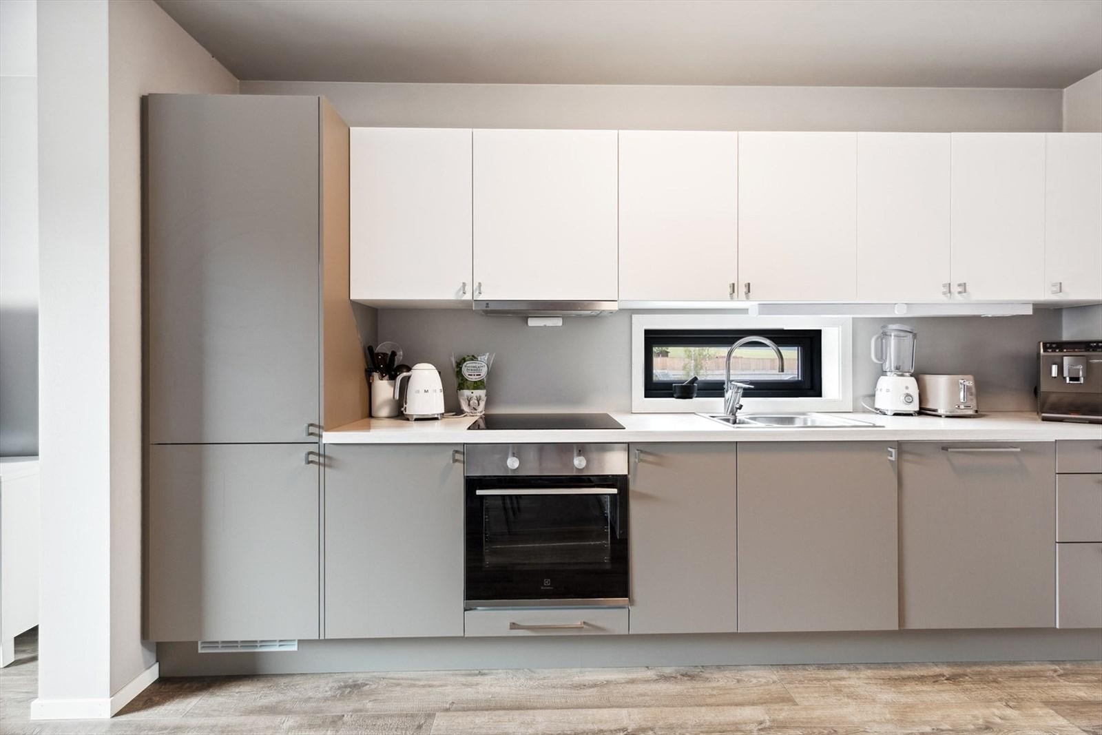 Benkeplaten i laminat gir god arbeidsplass, og den åpne løsningen mot stuen gjør kjøkkenet til et sosialt rom Galleribilde