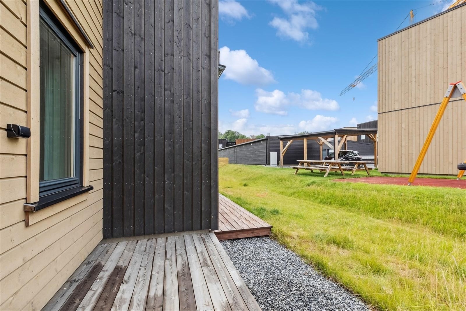 Fra soverommet i 1. etasje er det utgang til en sørvendt markterrasse, ideell for morgentimene med en kopp kaffe Galleribilde